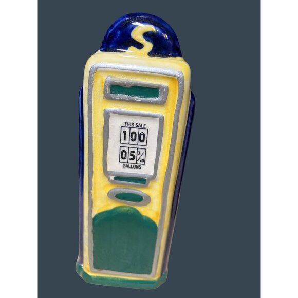 Roadside Gas Pump Salt & Pepper Shaker Set - Picture 3 of 10